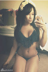 组图：人妻赴比伯新居缠绵晒床照搔首弄姿