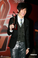 幻灯图：阿Sa(蔡卓妍)时尚现身颁奖礼 走出阴霾露久违笑容