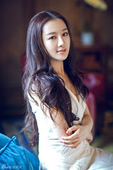 组图：李依晓清新写真显淡雅气质