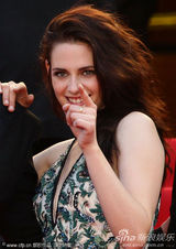 组图：暮光女戛纳走秀罩杯小难撑深V