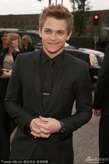 组图：乡村乐小正太亨特-海耶斯亮相红毯