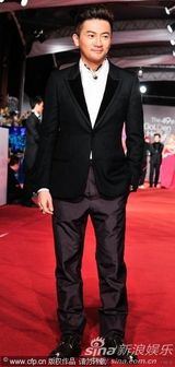 组图：《杀生》剧组苏有朋和梁静亮相金马红毯