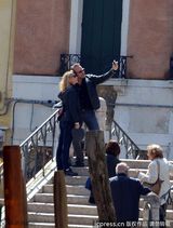 组图：杜雅尔丹携妻度假威尼斯 街头牵手热吻秀恩爱