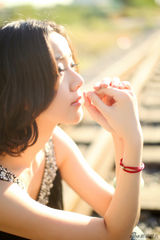 组图：吴楚郊外写真迷蒙眼神诠释女人味