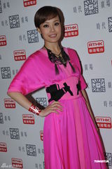 组图：容祖儿桃色长裙迎新年 自称不如阿Sa(蔡卓妍)富有