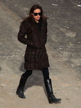 组图：安吉丽娜-朱莉拍新片 帅气保镖贴身保护