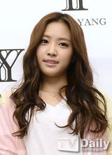 组图：A pink孙娜恩朴初珑站台秀修长美腿