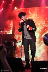 组图：倪安东英式军礼服献唱 Ella录VCR助阵