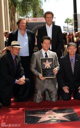 幻灯图集：马克-沃尔伯格星光大道留名 全家人助阵