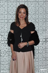 组图：杨紫琼甜蜜秀求婚戒指 桂纶镁欢迎圣诞相约