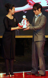 高清图：黄奕主持慈善拍卖  奕动基金筹大量善款