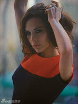 组图：贝嫂维多利亚卷发登杂志封面眼神犀利