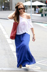 高清组图：敏卡-凯利街拍 露肩上衣搭配蓝色长裙