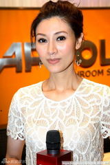 幻灯图：李嘉欣蕾丝装亮相 遇咸猪手遭男子摸背 