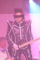 组图：达明一派25周年纪念个唱 相隔8年再踏红馆