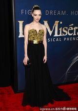 组图：海瑟薇俏皮短发抢眼 阿曼达宝石抹胸裙美艳