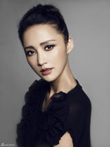 组图：张歆艺最新杂志写真 变身时尚Party黑天鹅