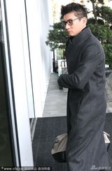 组图：吴奇隆穿长风衣现身 见跟拍不爽瞪镜头