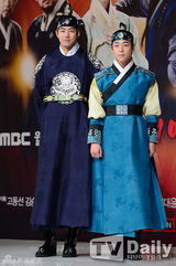 组图：《火之女神》发布 文根英着韩服端庄亮相