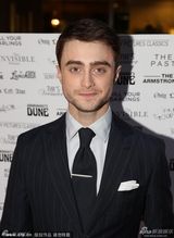 组图：丹尼尔撑《F字头》首映左拥右抱