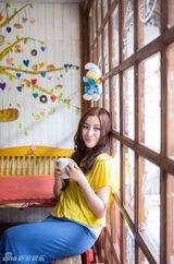 组图：王雅捷忙里偷闲游古城 合作国际班底大气优雅