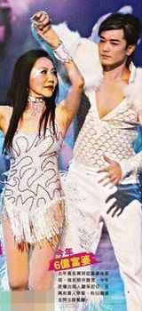 幻灯图：港男黄长兴被爆遭63岁富婆包养