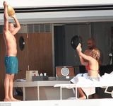 组图：碧昂斯游艇庆32岁生日 与老公跳水high翻