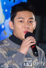 组图：刘亚仁郑有美宣传《卫星女孩和奶牛》