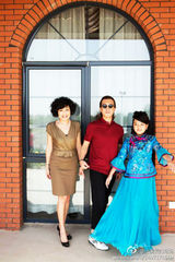 组图：哈文晒全家福 李咏扮帅爸女儿俏丽