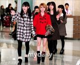 组图：少女时代早安少女同机抵韩 机场拼人气
