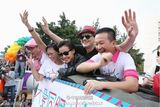 组图：黄耀明何韵诗助阵同性恋游行 献唱支持