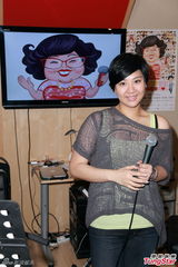 组图：郑欣宜穿透视装现身 提亡母眼泛泪光