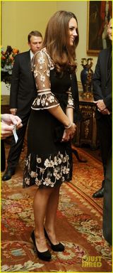 组图：凯特接见伦敦奥运获奖者 复古花边裙优雅亲切