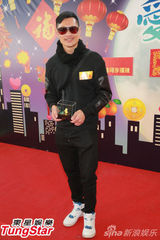 组图：刘丹黄德斌出席《爱回家》盆菜宴