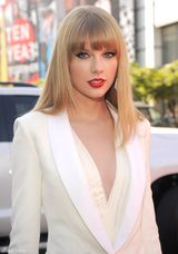 组图：泰勒-斯威夫特白色西装潇洒出镜