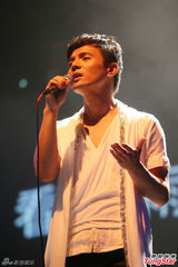 组图：李泰祥骤逝 弟子陈永龙献唱悼念