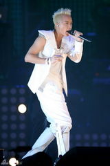 组图：韩庚个唱上演万人大合唱 与女舞者挑逗热舞