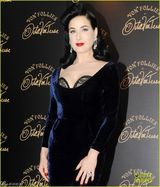 组图：脱衣舞娘蒂塔-万提斯超低胸蓝裙露半乳