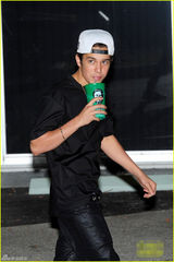 组图：比伯官司缠身不在意 半夜与友人打篮球