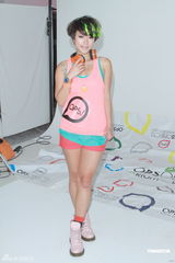 组图：何佩瑜陈静仪拍广告 背心热裤活力上阵