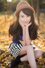 组图：刘芷汐写真曝光 深秋街拍娇俏可人