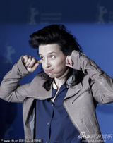 组图：《她们》记者会 比诺什开心搞怪热吻女星