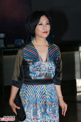 组图：晶刚香港婚宴 汪明荃红唇蓝裙优雅亮相