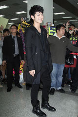 组图：三浦春马访台粉丝接机 宣传新片玩睫毛夹牙签