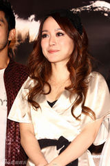 《混混天团》首映 众姝竞艳立威廉秀腹肌(组图)