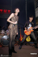 幻灯组图：汪东城助阵“晚生”送吉他秘笈