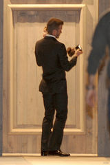 组图：小贝抱女儿离开秀场 小七被闪光灯吓坏