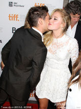 组图：《不顾一切》首映 扎克-埃夫隆西装帅气