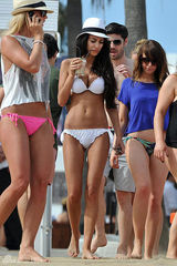 组图：丰胸女模格鲁吉亚白色比基尼秀火辣身材