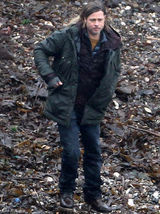 组图：皮特《僵尸世界大战》片场涉水重逢家人